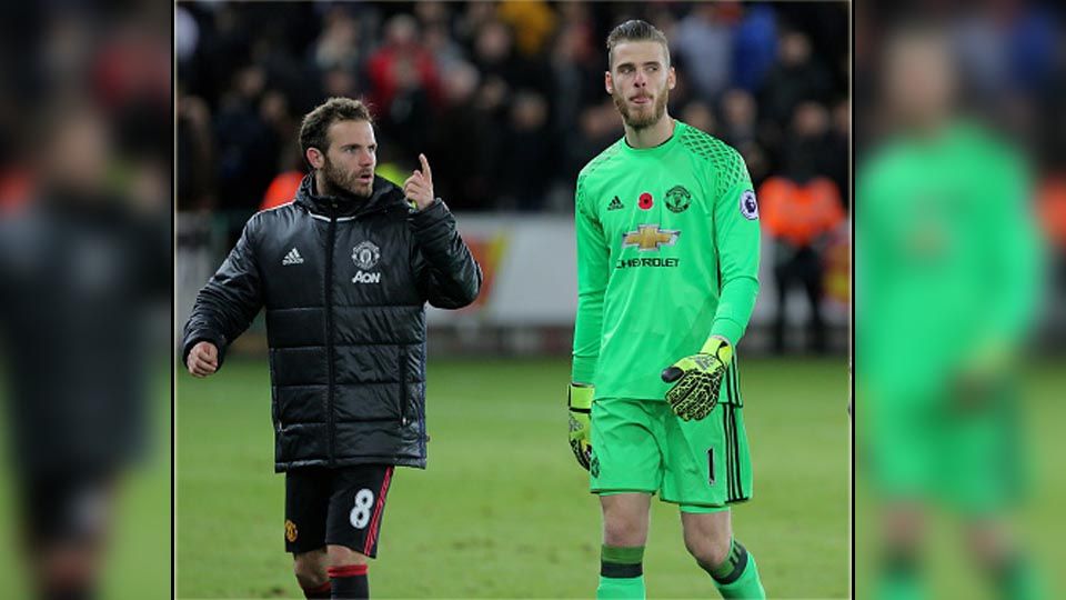 Gelandang serang dan kiper Man United, Juan Mata dan David de Gea. Copyright: &copy; Athena Pictures/GettyImages